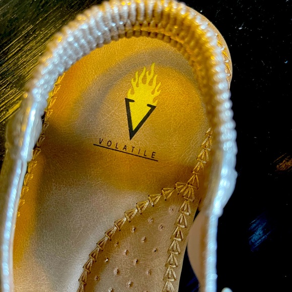 Volatile Women’s Sandals Size 6 Tan with Flowers NEW - Picture 4 of 5